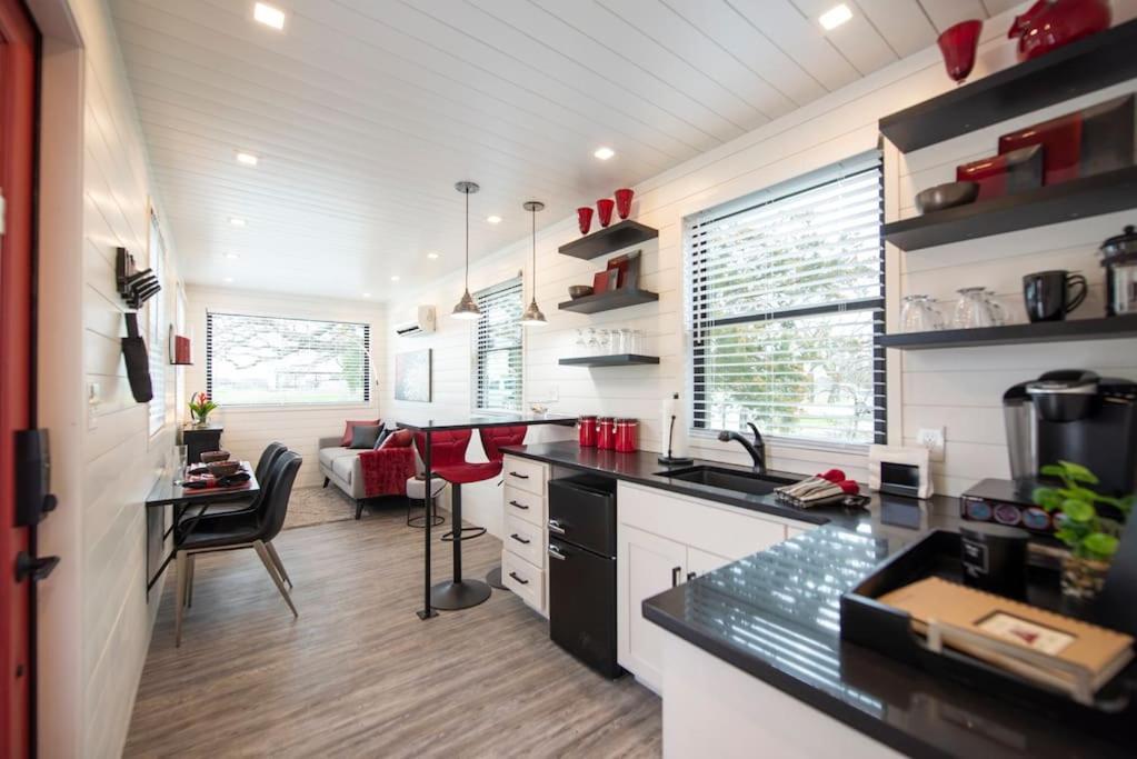 The Merlot House-Container Home 12 Min To Magnolia Bellmead Ngoại thất bức ảnh